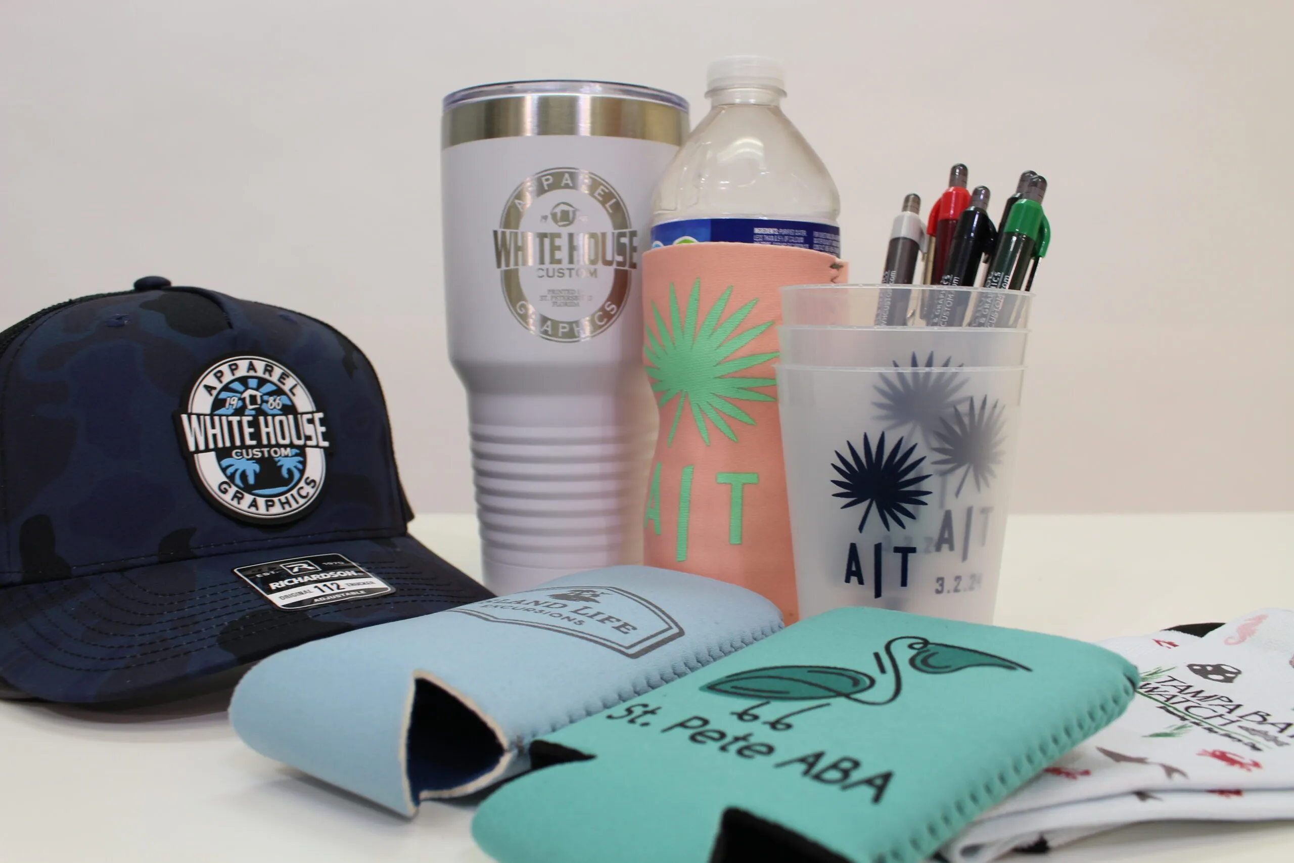 Merchandising producten zoals petten, tassen en drinkflessen met logo